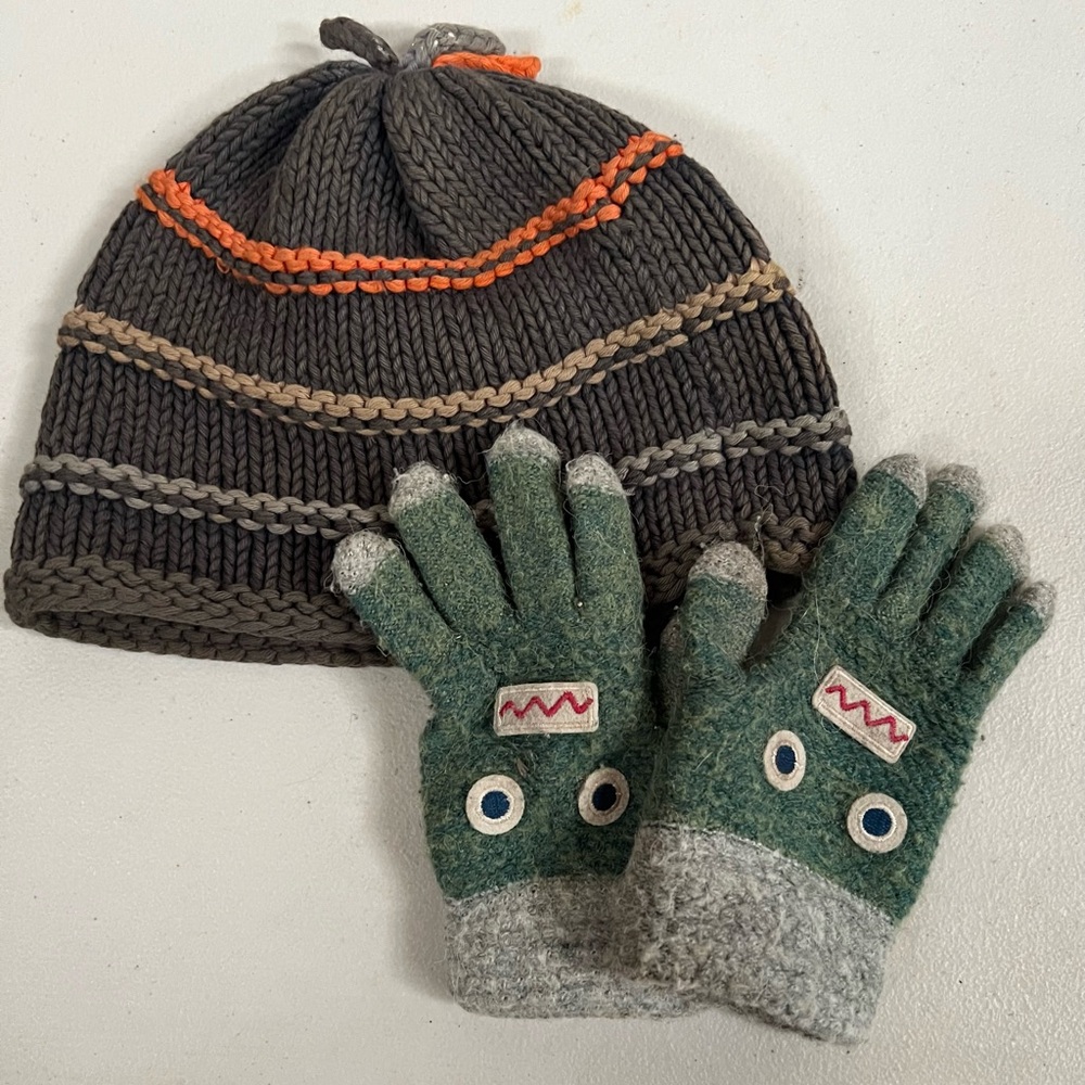 Knitted beanie hat with gloves
